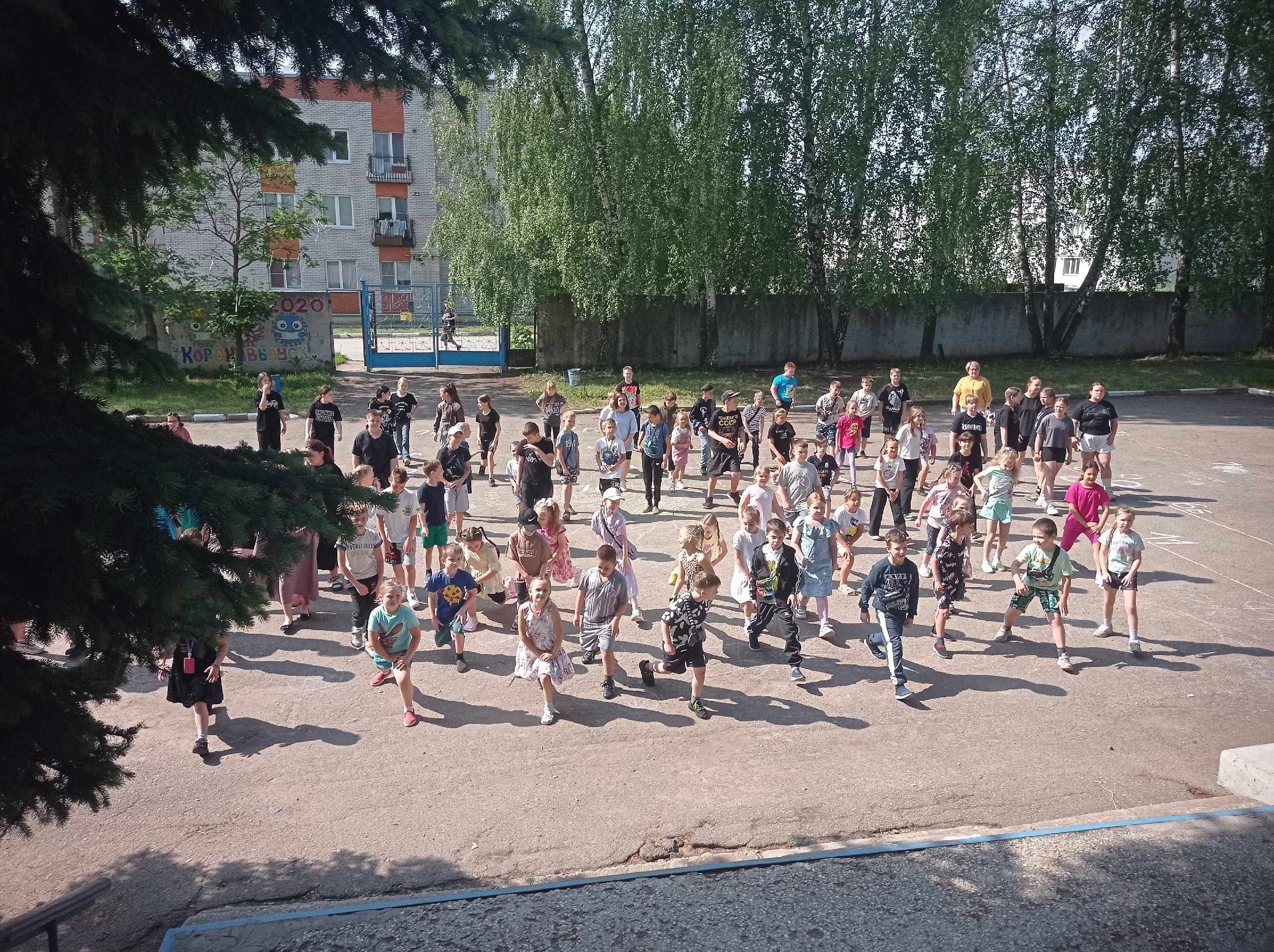 Зарядка в школьном лагере.