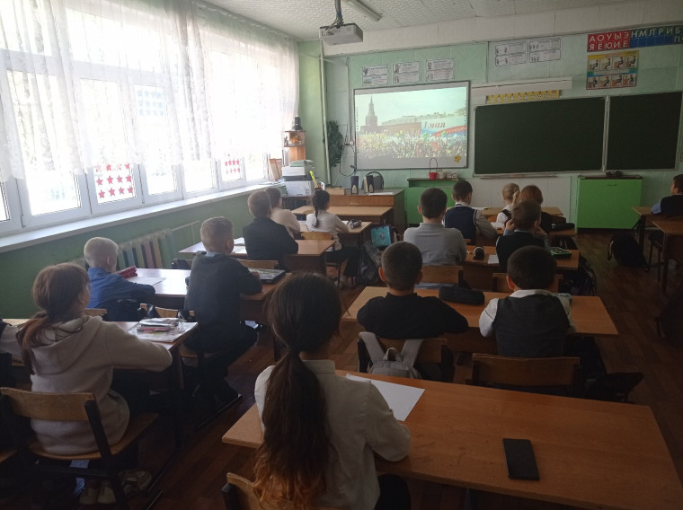 Познавательный час в 3б классе на тему "Праздник Весны и Труда"..